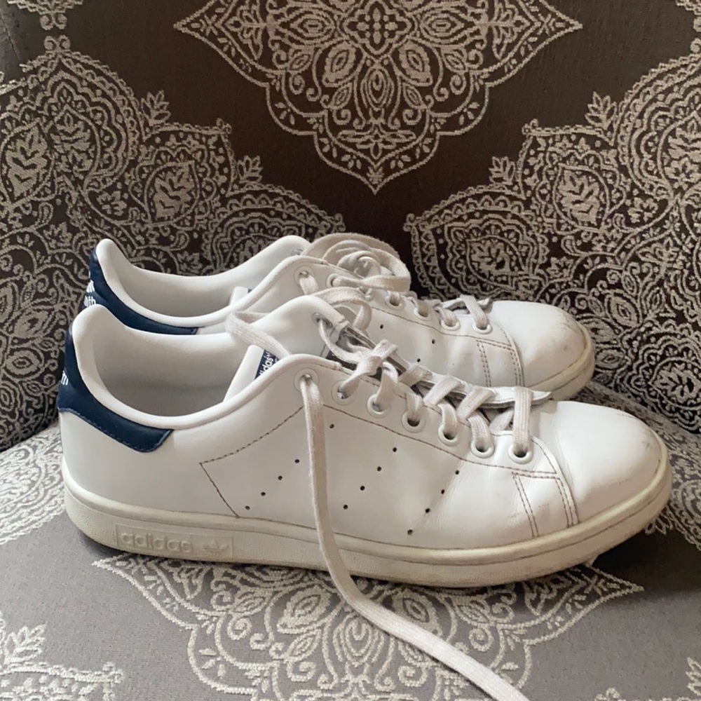 Adidas Stan Smith size US 8.5 - navy and white